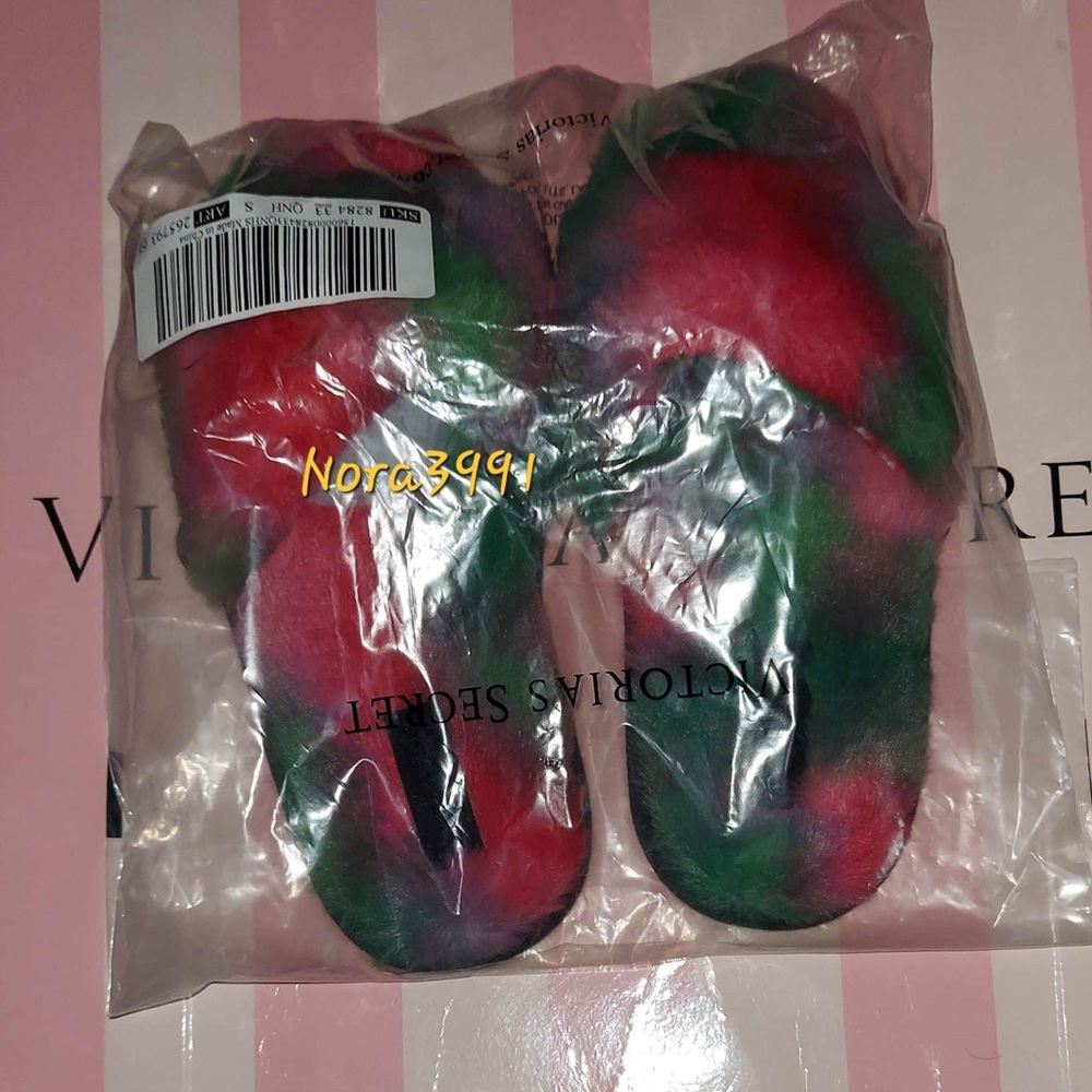 PINK VS Faux Fur Slipper size Small NIP - Picture 4 of 11